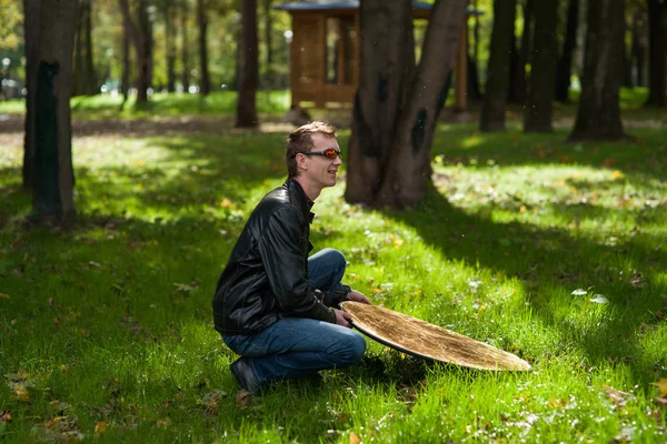 Photographe assistant tenant réflecteur dans le parc — Photo