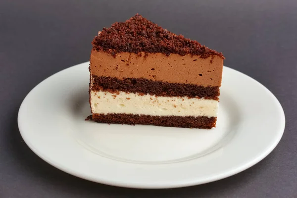Część czekoladowy tort na talerzu — Zdjęcie stockowe