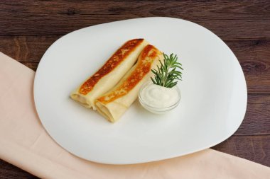 ahşap masa üzerine havuç ve sos ile rulo kek