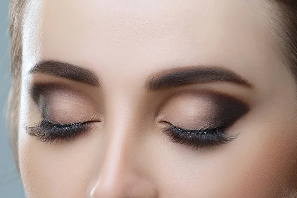 Nahaufnahme Bild der geschlossenen Frau Auge mit schönen hellen Make-up, rauchige Augen — Stockfoto