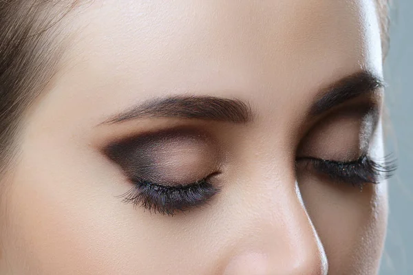 Nahaufnahme Bild der geschlossenen Frau Auge mit schönen hellen Make-up, rauchige Augen — Stockfoto