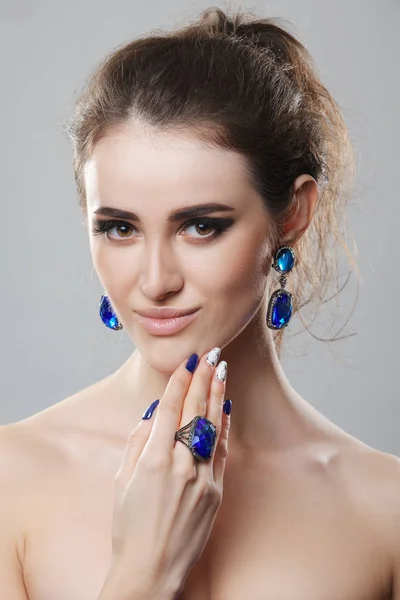 Retrato de modelo de moda hermosa con bijouterie. Anillos de oreja, anillo de dedo y collar con cristales grandes. Piel fresca y maquillaje natural . — Foto de Stock
