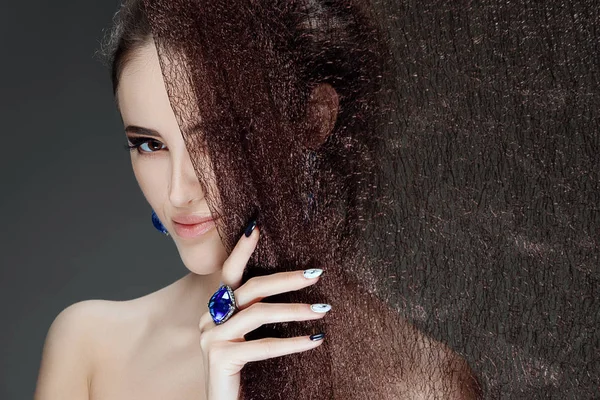 Retrato de modelo de moda hermosa con bijouterie detrás del velo. Piel fresca y maquillaje natural . —  Fotos de Stock