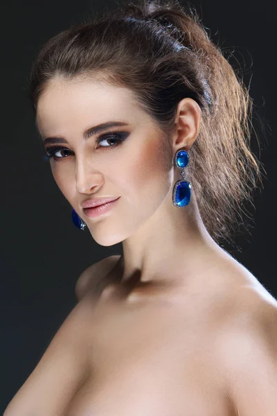 Retrato de modelo de moda hermosa con bijouterie. Anillos de oreja, anillo de dedo y collar con cristales grandes. Piel fresca y maquillaje natural . — Foto de Stock