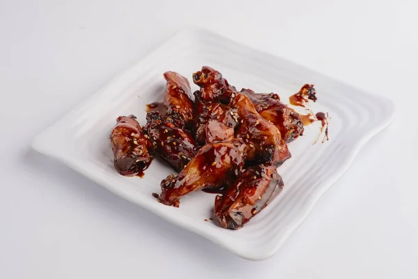 소스에서 뜨거운 매운 튀긴된 닭 날개 — 스톡 사진