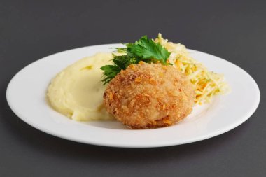 Tavuk Kiev pirzolası ve patates püresi.