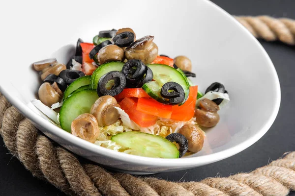 Крупная тарелка с салатом с грибами, оливками, огурцами и бодрячком — стоковое фото
