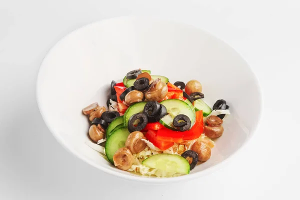 Тарелка с салатом с грибами, оливками, огурцом и перцем на w — стоковое фото