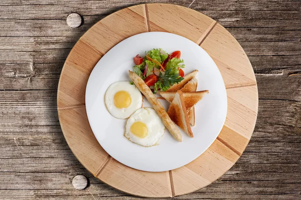 Blick von oben auf Spiegeleier mit hausgemachter Wurst, Toast und frischem T — Stockfoto