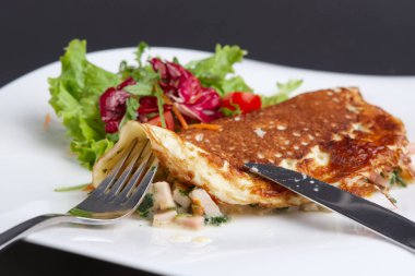 Kesme bıçağı omlet jambon ve sebze ile