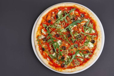 Pizzayla Margherita, peynir, roka, domates sosu bir wh yalın