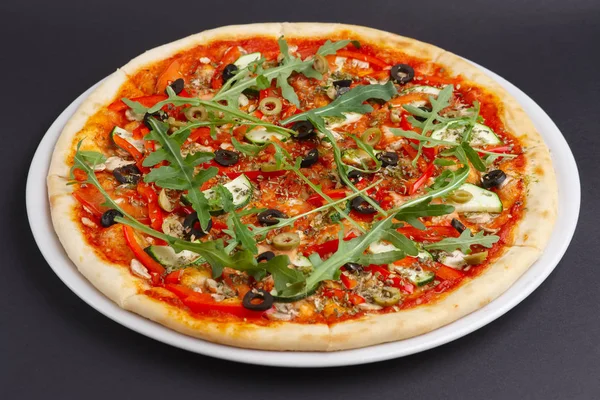 Pizzayla Margherita, peynir, roka, domates sosu bir wh yalın