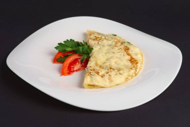 Omlet jambon ve sebze ile açı yan görünüm