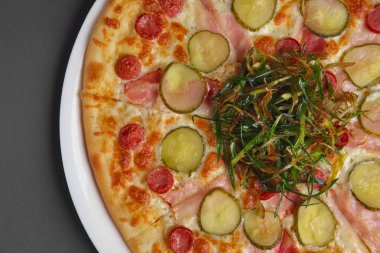 Sosis, jambon, pastırma ve turşu c ile pizza bölümünün Üstten Görünüm