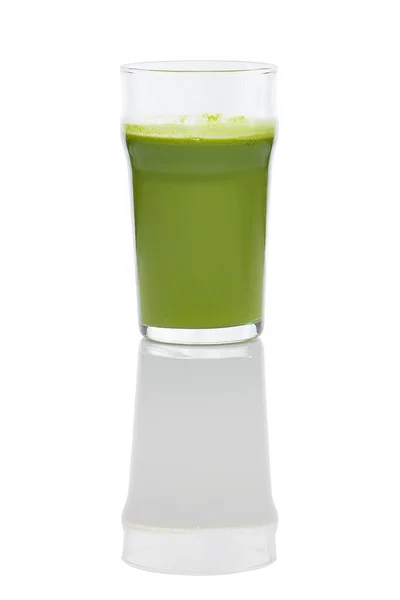Bicchiere di kiwi fresco, sedano e succo di mela con riflessione su w — Foto Stock