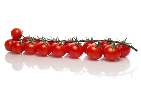 Ramo de cereza de tomate en la mesa con reflejo — Foto de Stock