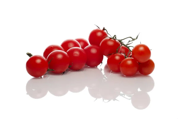 Ramo de cereza de tomate en la mesa con reflejo — Foto de Stock