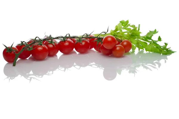 Aipo e tomate com reflexão sobre fundo branco — Fotografia de Stock