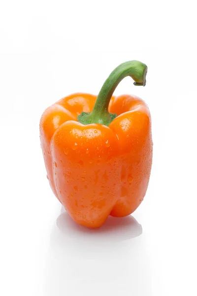 Zoete paprika met schaduw op witte achtergrond. — Stockfoto