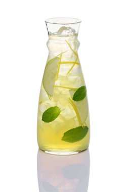 Soğuk içecek elma, limon, tarçın ve nane