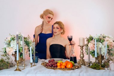 İki meyve, mumlar ve kazanmak masanın arkasında modelleri moda