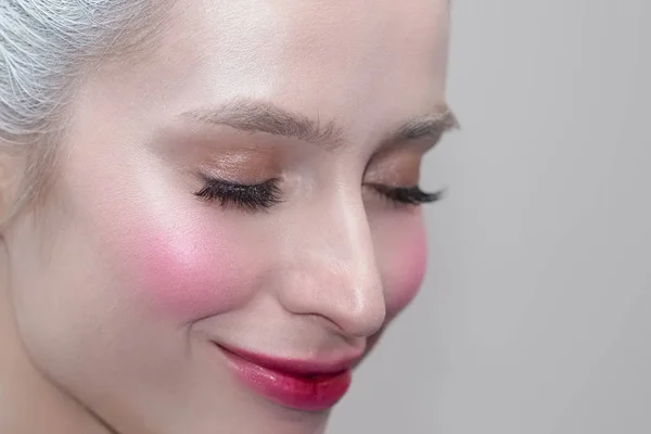 Close-up retrato de menina com maquiagem rosa — Fotografia de Stock