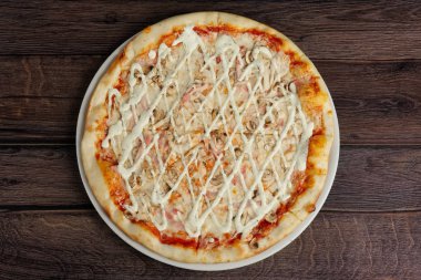 Pizza tavuk fileto, champignon, pastırma ve che ile Üstten Görünüm