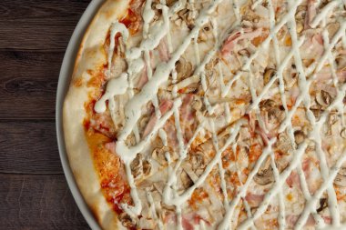 Tavuk fileto, champignon, domuz pastırması ile pizza bölümünün Üstten Görünüm