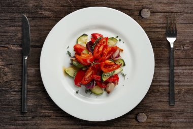 Beyaz plaka üzerinde ızgara sebze Üstten Görünüm