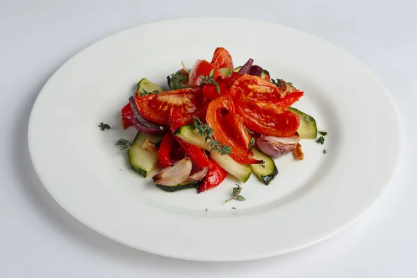 Verdure grigliate su piatto bianco tagliate a fette — Foto Stock