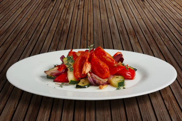 Verduras a la parrilla en plato blanco cortadas en rodajas —  Fotos de Stock