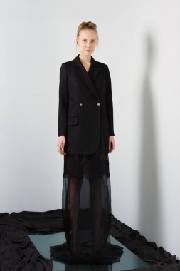 Tasarımcılar siyah ceket ve şeffaf etek moda model