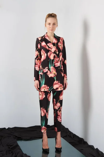 Модна модель в дизайнерському костюмі з квітковим принтом — стокове фото