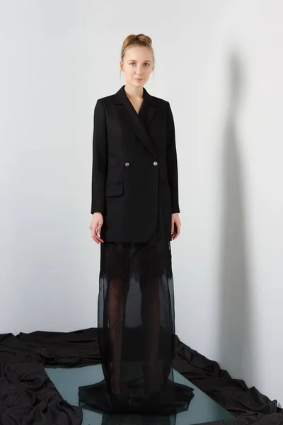 Модна модель в дизайнерів чорна куртка і прозора спідниця — стокове фото