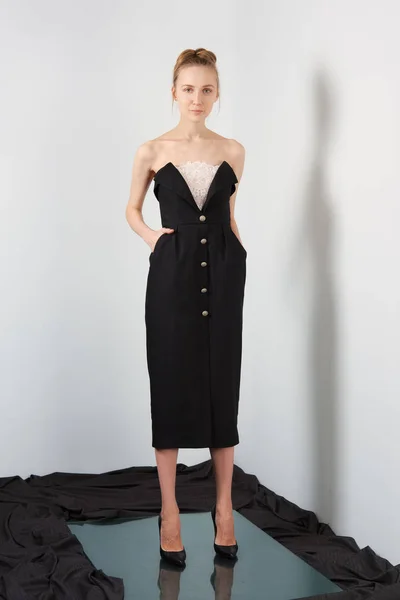 Модна модель в коктейльній сукні з гудзиками і без плечових ременів — стокове фото