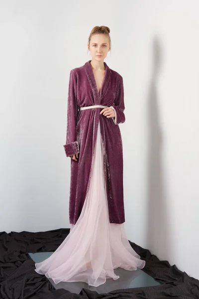 Модна модель в оксамитовому платті над пухнастою сукнею — стокове фото