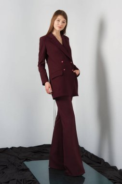 Pantolon takım lacing üzerinde arka ile çekici moda modeli