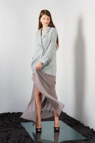 Приваблива модель моди махає довгим мереживним платтям і піджаком — стокове фото