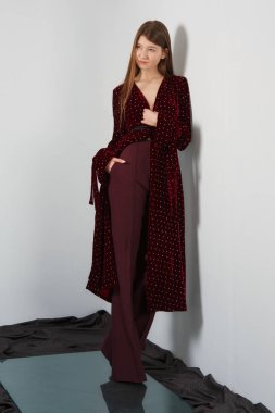 Çekici moda model pantolon ve uzun elbise