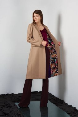 Çekici moda modeli bluz askıları ve etrafında dönen hafif ceket pantolon,.