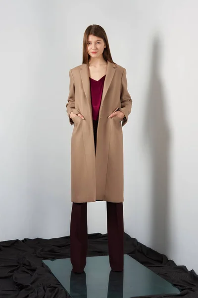Приваблива модель моди в штанях, блузка на ремінцях і легке пальто . — стокове фото