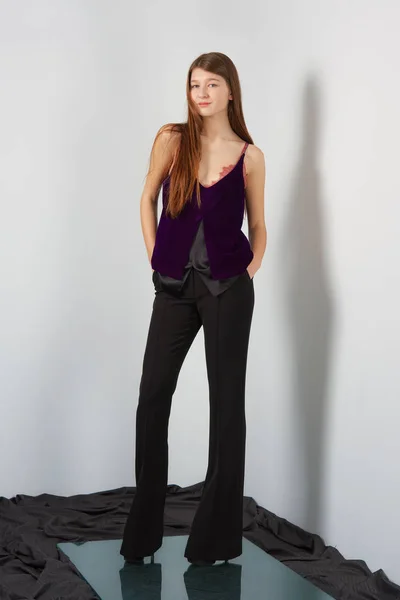 Attraente modello di moda in pantaloni e camicetta su cinghie . — Foto Stock