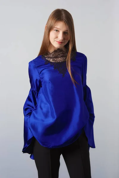 나비 소매와 블루 실크 블라우스에 매력적인 패션 모델 — 스톡 사진