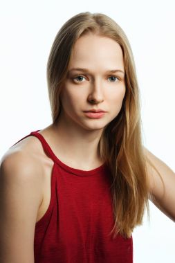 Makyaj olmadan bir kadın portresi. Modeli sınama. Bir modeldir. Beyaz arka plan.
