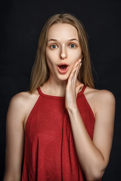 Porträt einer Frau ohne Make-up. Modellversuch. Modemodell. schwarzer Hintergrund. — Stockfoto