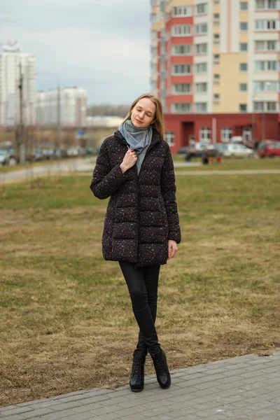 높은 주택으로 주거 지역에서 거리에 포즈 닫힌된 눈으로 행복 한 여자. — 스톡 사진