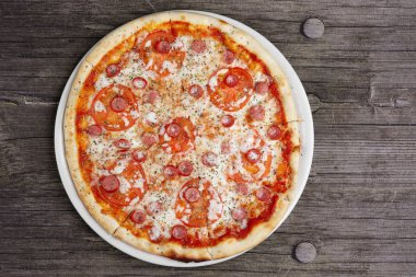 Biberli pizza ahşap masa, en iyi bakış açısı üzerinde.