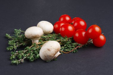 Taze malzemeler: domates kiraz, champignon, kekik gri arka