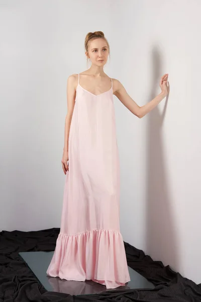 Модна модель в рожевій хвилястій довгій сукні з ремінцями — стокове фото