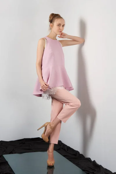 Модна модель в персикових тонких штанях і блузках — стокове фото